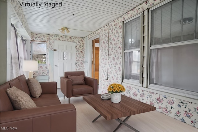 2510 E Midlothian Blvd, Youngstown, OH 44502 - living room with wallpapered walls