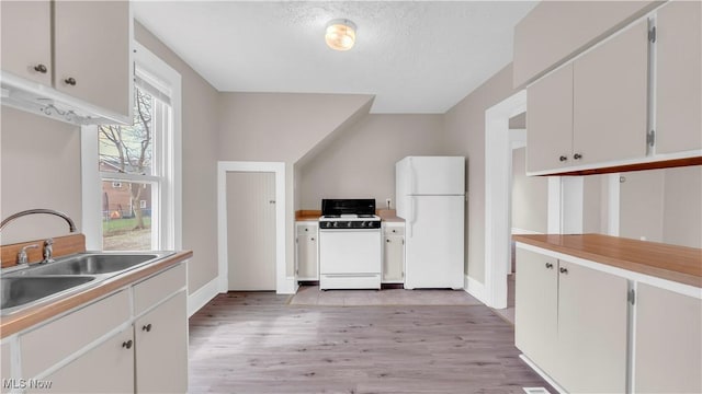 804 E Ave, Elyria, OH 44035 - kitchen featuring baseboards, light wood-type flooring, white appliances, light countertops, and a sink