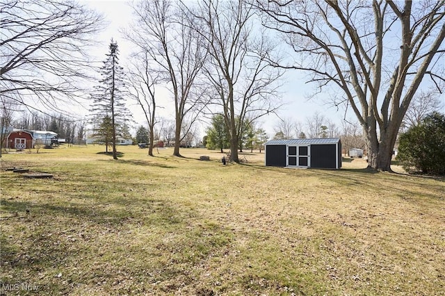 view of yard featuring an outbuilding