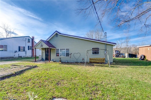 view of front of home featuring a front lawn