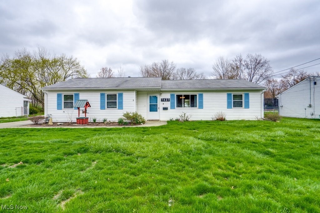 ranch-style house featuring a front lawn