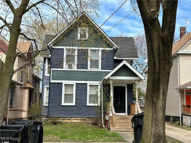 view of front of property featuring a shingled roof