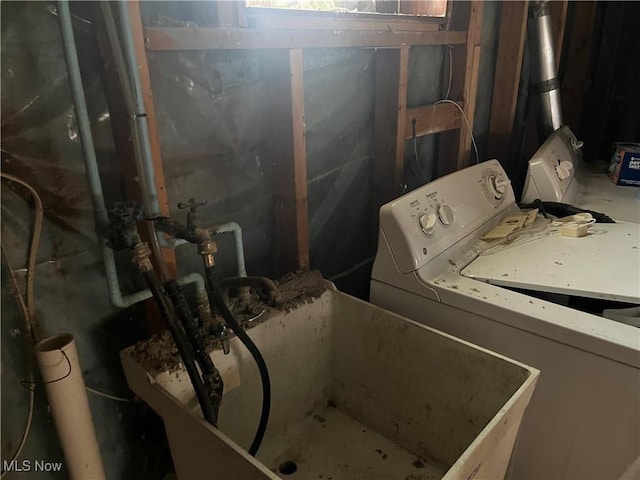 152 Regent St, Youngstown, OH 44507 - washroom with laundry area and washer / clothes dryer