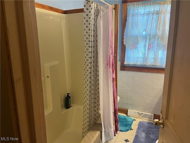 152 Regent St, Youngstown, OH 44507 - bathroom with tile patterned floors, visible vents, and tile walls