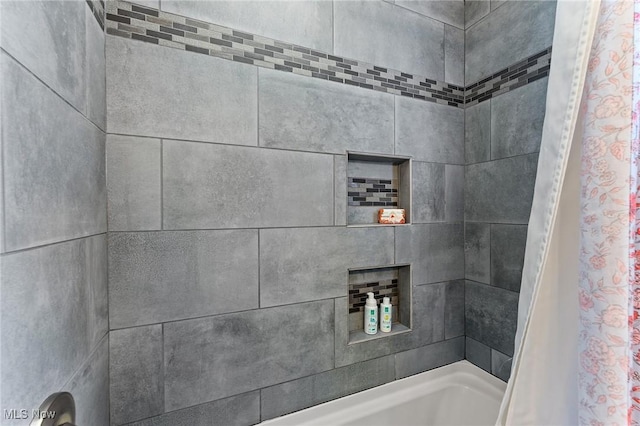 bathroom with shower / tub combo