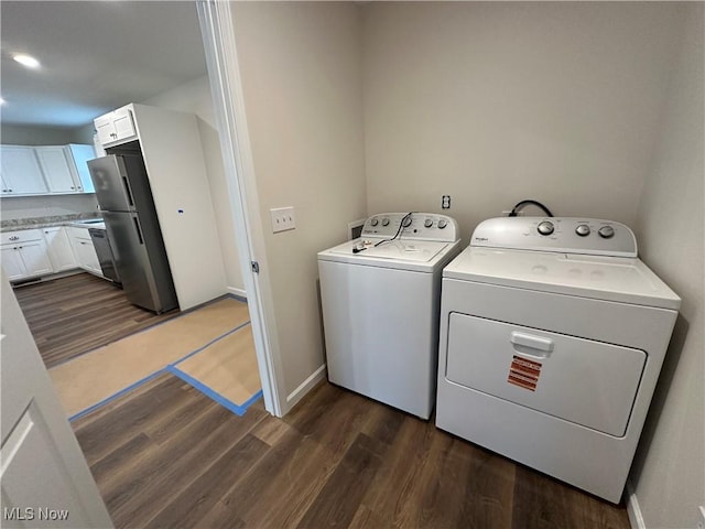 738 Mineral Springs Ave, Youngstown, OH 44511 - laundry room with dark wood finished floors, washing machine and dryer, and baseboards