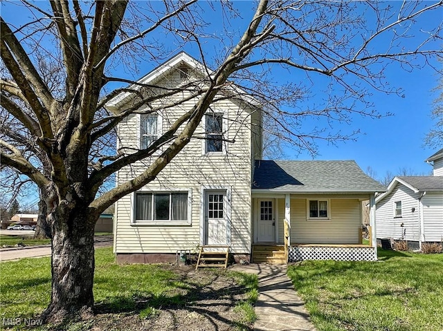 222 Smith St, Niles, OH 44446 - traditional-style home featuring a front lawn, entry steps, and roof with shingles