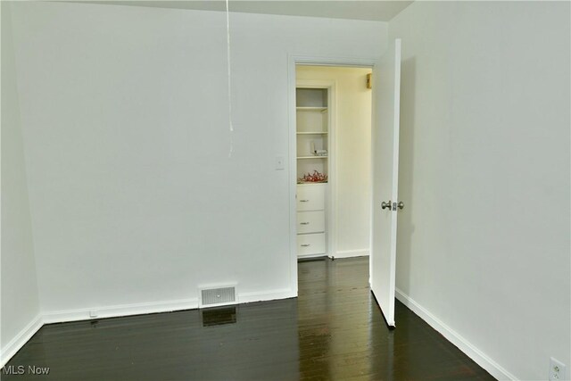 5099 Norquest Blvd, Youngstown, OH 44515 - unfurnished room featuring dark wood-style floors, baseboards, and visible vents