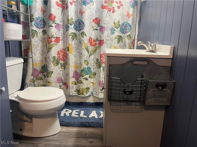 1641 Sharon Ave, Zanesville, OH 43701 - full bath featuring wood finished floors, shower / tub combo, toilet, and a sink