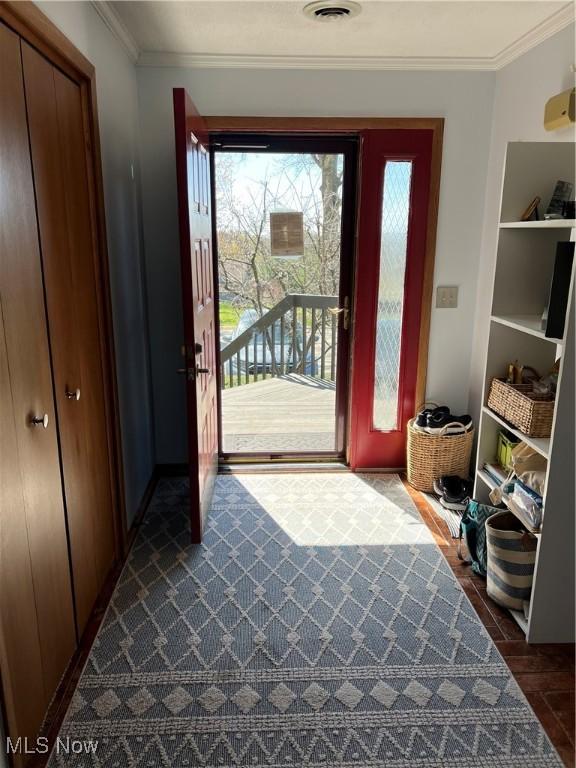 entryway featuring ornamental molding
