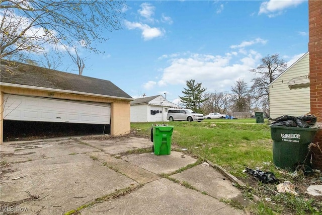 view of yard with a detached garage