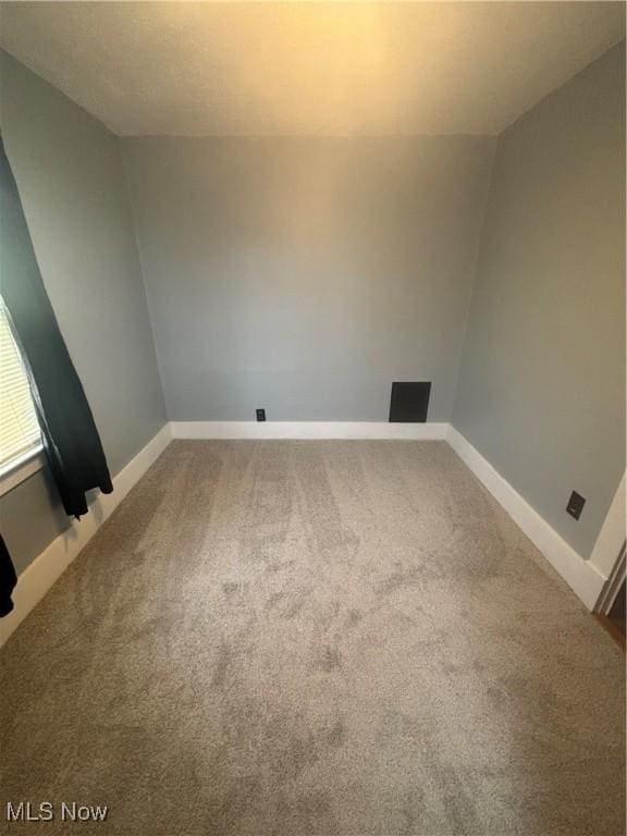 405 Oak Knoll Ave SE, Warren, OH 44483 - carpeted empty room featuring baseboards and visible vents