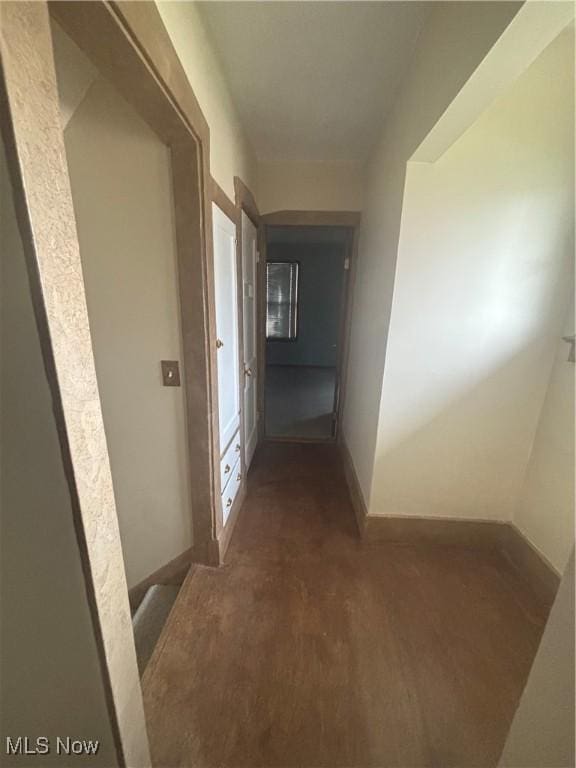 405 Oak Knoll Ave SE, Warren, OH 44483 - corridor featuring baseboards