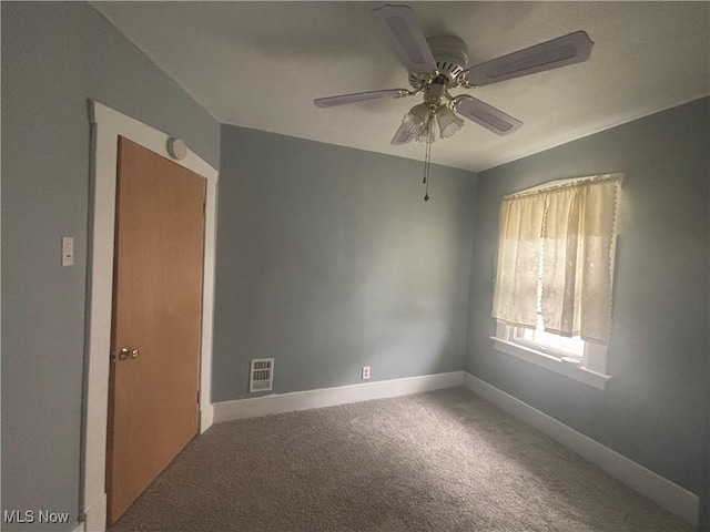 405 Oak Knoll Ave SE, Warren, OH 44483 - empty room with carpet floors, visible vents, a ceiling fan, and baseboards