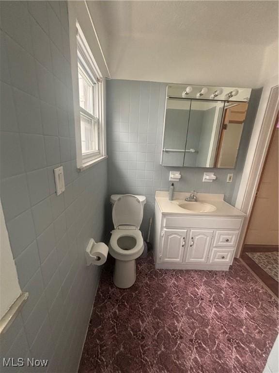 405 Oak Knoll Ave SE, Warren, OH 44483 - bathroom featuring tile walls, vanity, a shower stall, and toilet