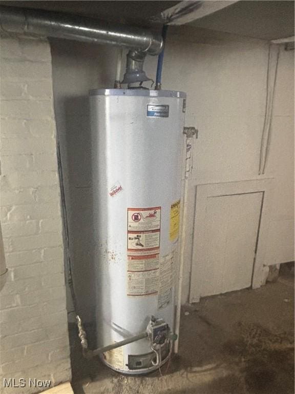 405 Oak Knoll Ave SE, Warren, OH 44483 - utility room with gas water heater
