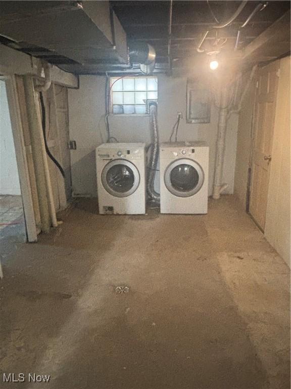 405 Oak Knoll Ave SE, Warren, OH 44483 - below grade area featuring washing machine and clothes dryer