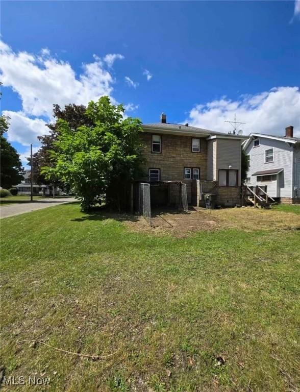 405 Oak Knoll Ave SE, Warren, OH 44483 - back of house featuring a yard