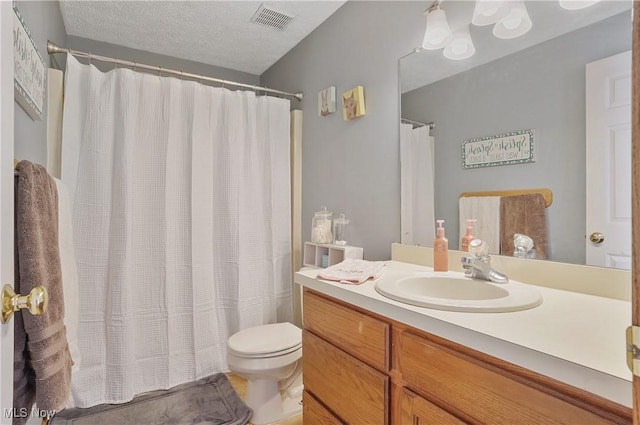 bathroom with toilet, a shower with curtain, vanity, and visible vents
