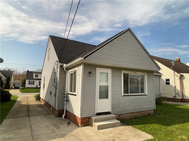 view of front of house featuring entry steps and a front yard