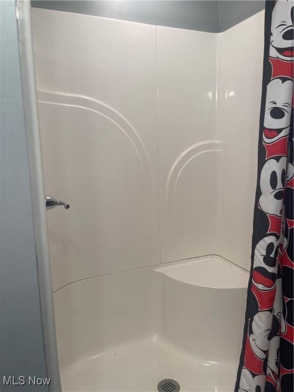bathroom featuring a shower with shower curtain