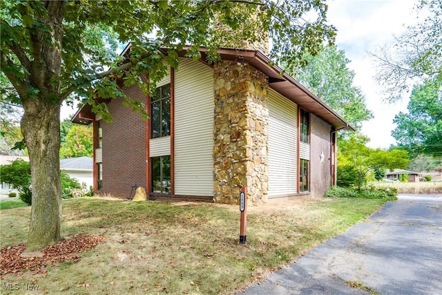 1809 Heritage Cir, Dover, OH 44622 - view of side of property featuring a lawn