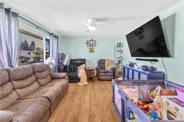 living area with light wood-type flooring and a ceiling fan