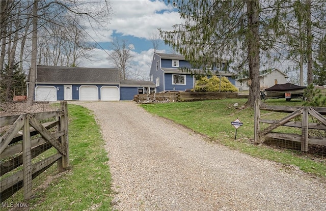view of front of home with dirt driveway, fence, roof with shingles, a front yard, and a garage