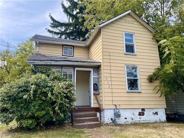 974 Madison Ave, Alliance, OH 44601 - traditional-style house with a shingled roof