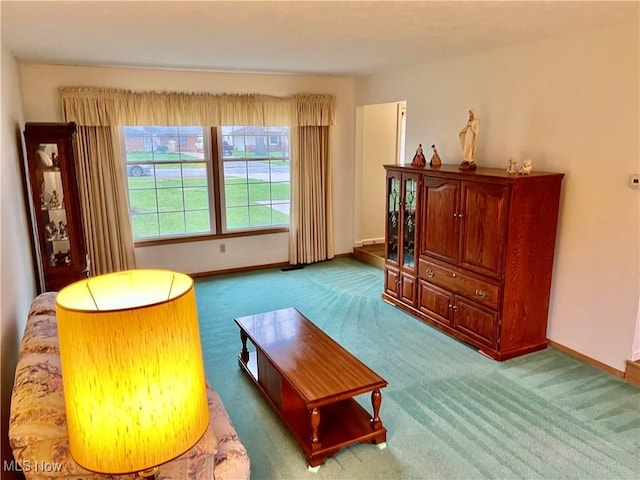 living area with carpet and baseboards