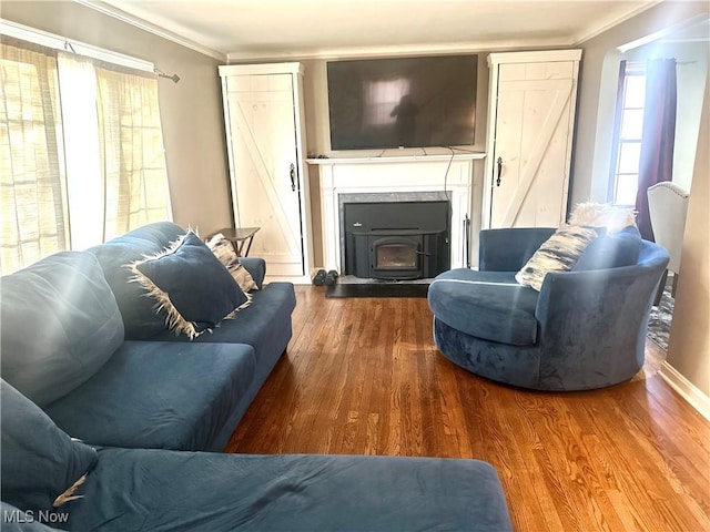 living room featuring wood finished floors and crown molding