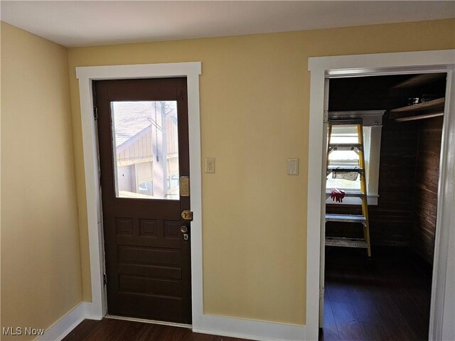 606 S 7th St, Cambridge, OH 43725 - foyer featuring dark wood-style flooring, plenty of natural light, and baseboards