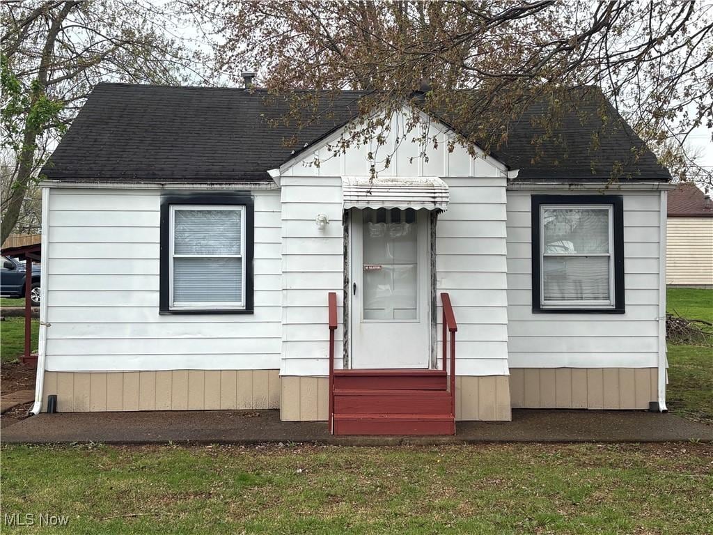 2090 Mckinley Ave, Lorain, OH 44055 - view of front facade with roof with shingles