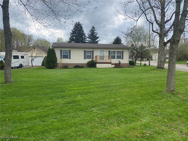 manufactured / mobile home with a front yard