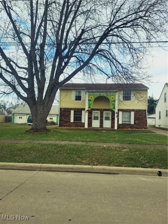view of front facade featuring a front yard