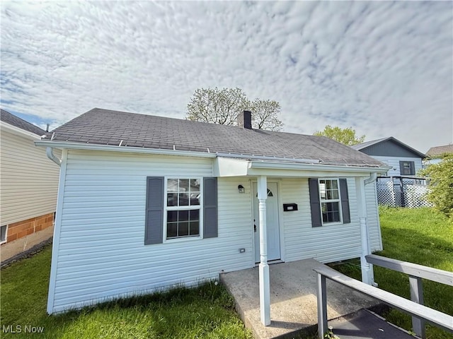 1118 E Chestnut St, Lancaster, OH 43130 - view of front facade featuring a chimney and roof with shingles