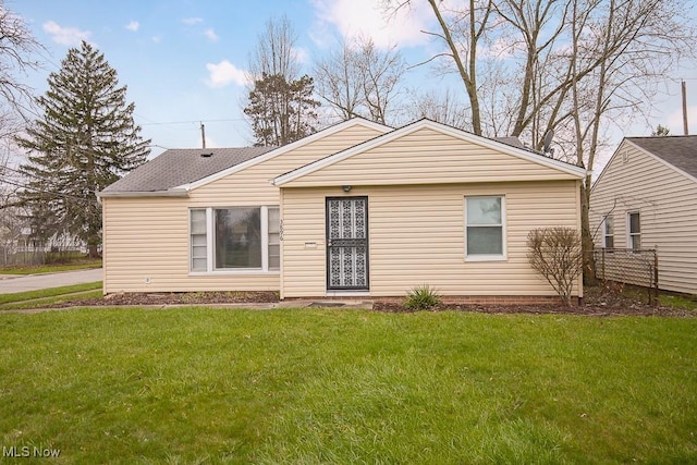 view of front of home featuring a front yard