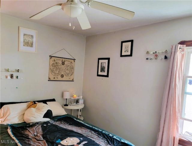bedroom with ceiling fan