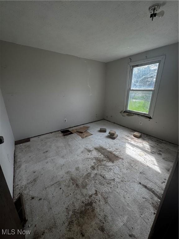 465 Stallion Ct, Lagrange, OH 44050 - empty room featuring a textured ceiling