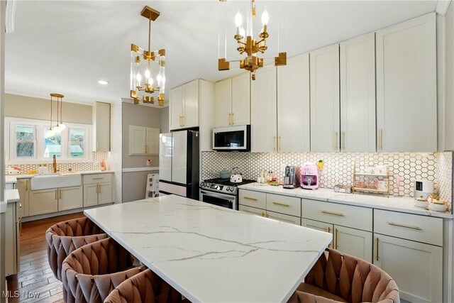 3270 S Canfield Niles Rd, Canfield, OH 44406 - kitchen with tasteful backsplash, a sink, a chandelier, a breakfast bar area, and stainless steel appliances