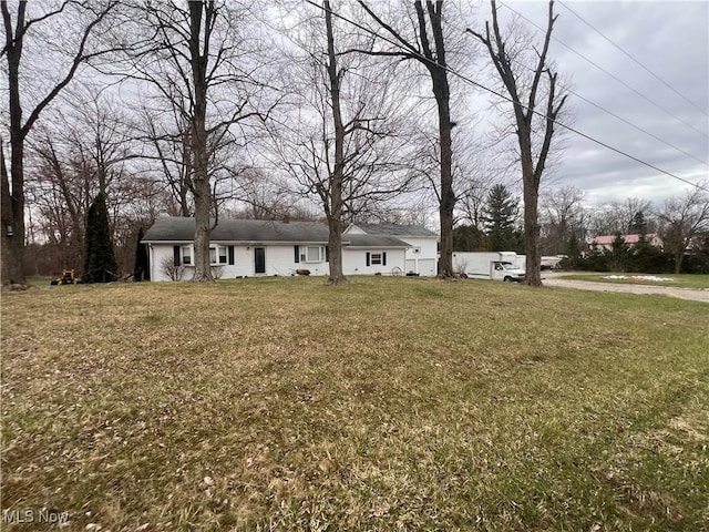 view of front facade with a front yard
