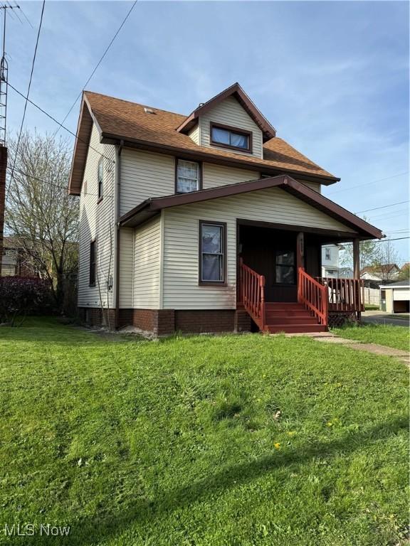 view of front facade featuring a porch and a front lawn