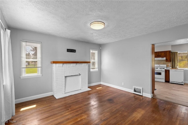 120 Hillcrest Dr, Wellsburg, WV 26070 - unfurnished living room featuring baseboards, wood finished floors, visible vents, and a textured ceiling