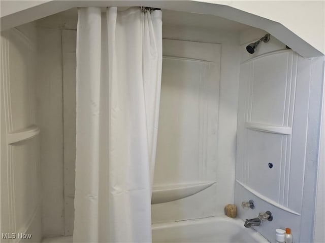 bathroom with shower / tub combo with curtain