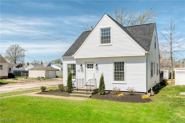 view of front of home featuring an outdoor structure, roof with shingles, and a front lawn