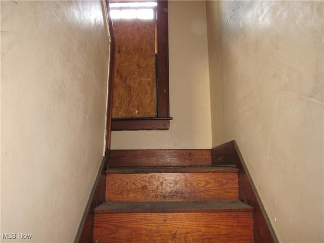 325 Hillwood Dr, Akron, OH 44320 - view of stairs