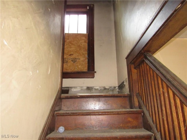 325 Hillwood Dr, Akron, OH 44320 - view of stairway