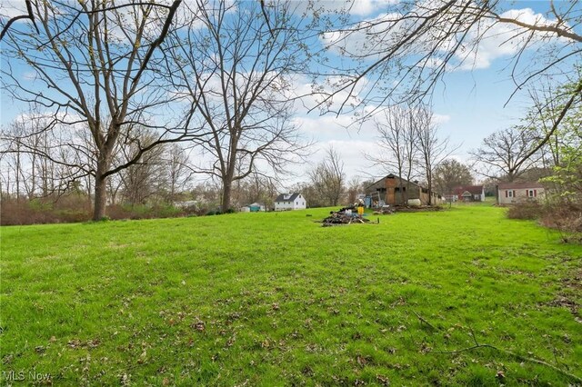 944 Bey Rd, Akron, OH 44312 - view of green lawn