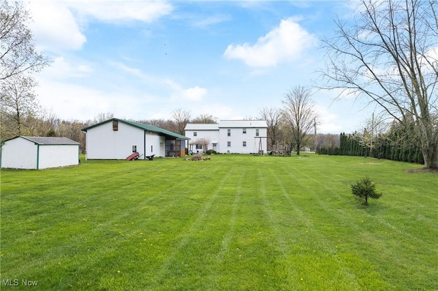 view of yard featuring an outbuilding
