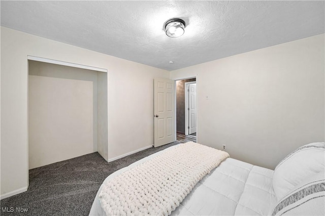 207 Maplewood Dr, Cadiz, OH 43907 - bedroom featuring carpet and a textured ceiling